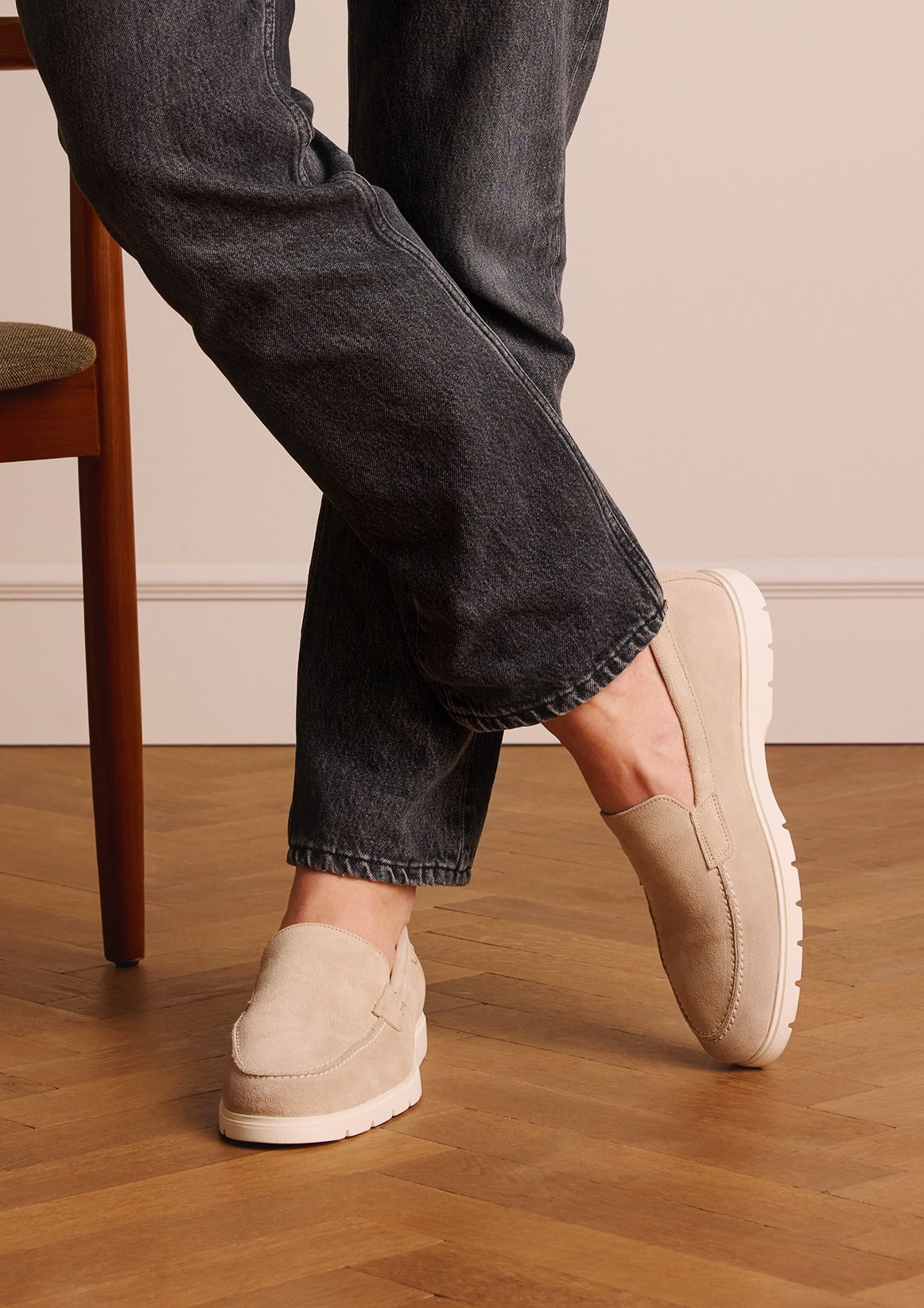 Beigefarbene Veloursleder-Loafer