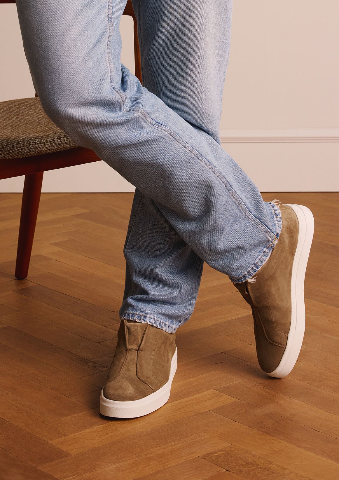 Taupefarbene Veloursleder-Loafer