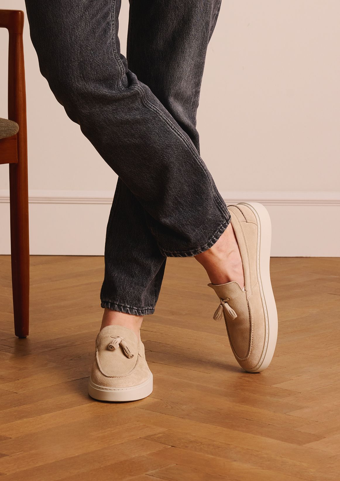 Beige suède loafers met kwastjes
