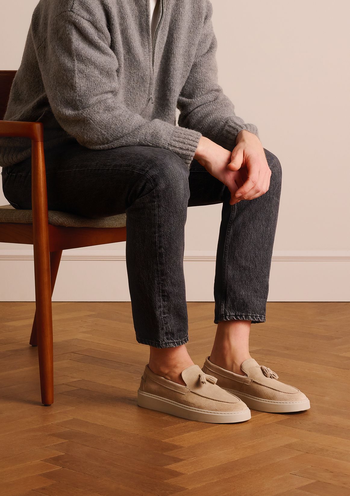Beige suède loafers met kwastjes