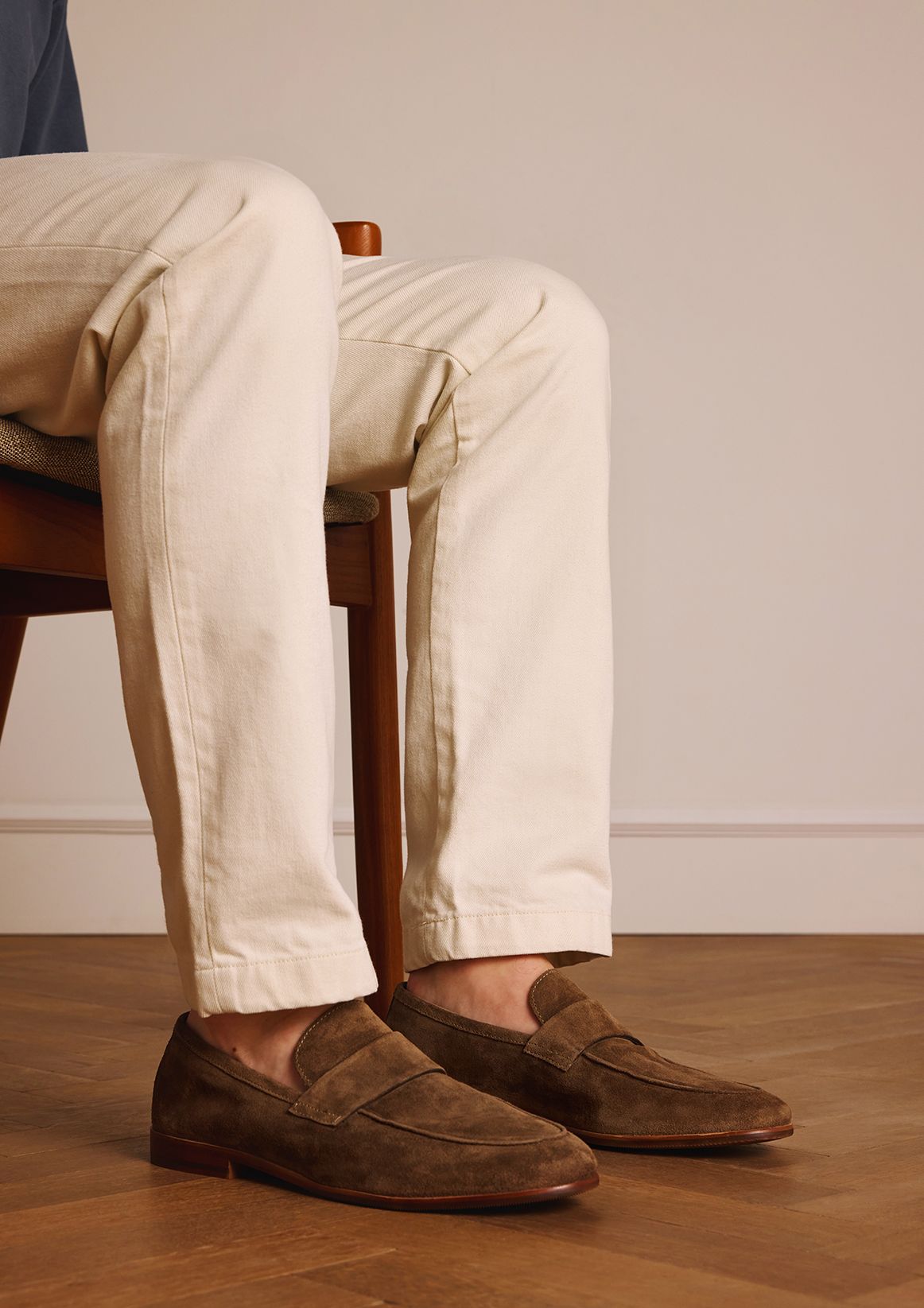 Taupefarbene Veloursleder-Loafer