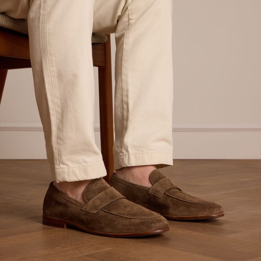 Taupefarbene Veloursleder-Loafer