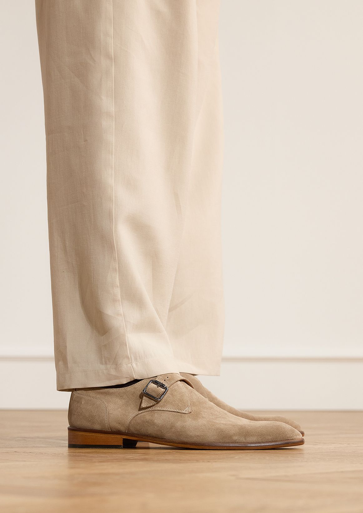 Taupefarbene Schnallenschuhe aus Leder