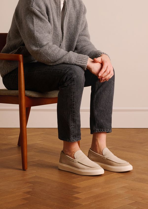 Beige suède loafers met sportieve zool