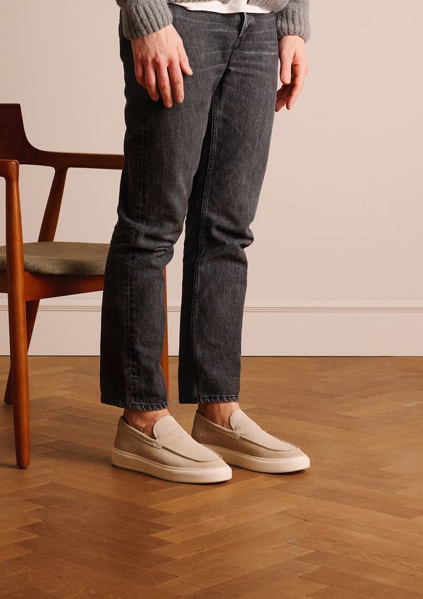 Beige suède loafers met sportieve zool