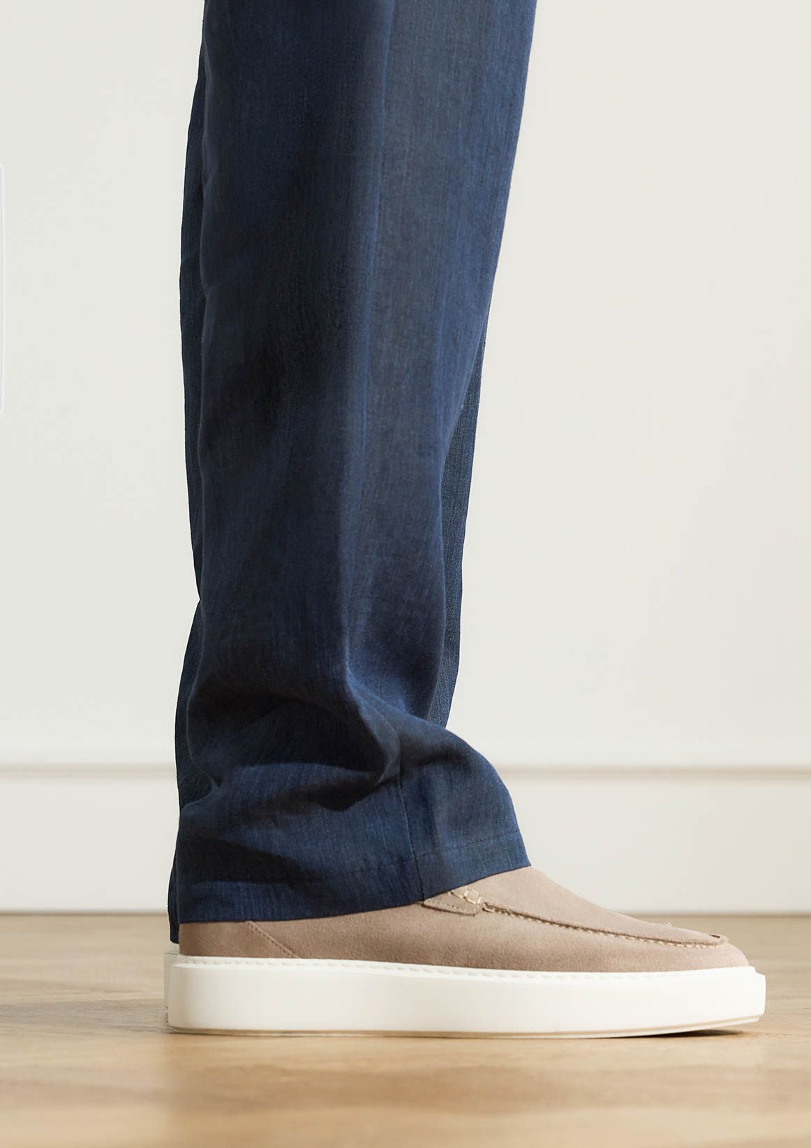 Beigefarbene Veloursleder-Loafer