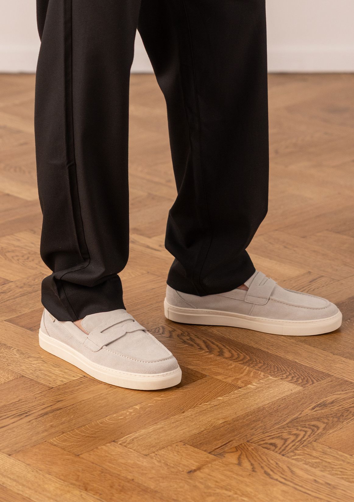 Beigefarbene Veloursleder-Loafer