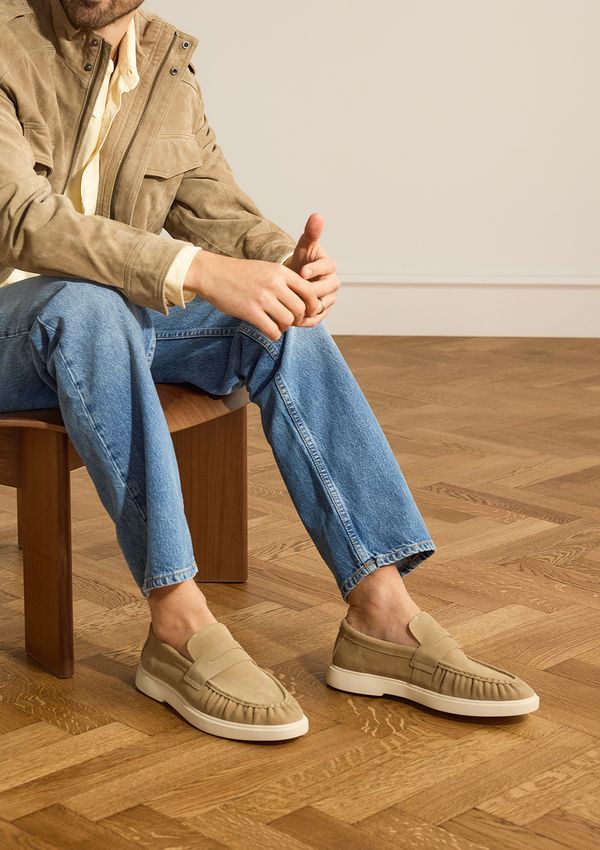 Beigefarbene Veloursleder-Loafer