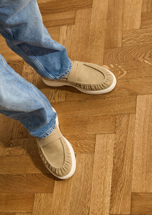 Beigefarbene Veloursleder-Loafer