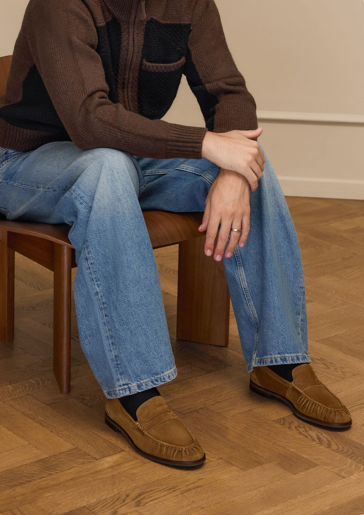 Taupefarbene Veloursleder-Loafer in Crinkle-Optik