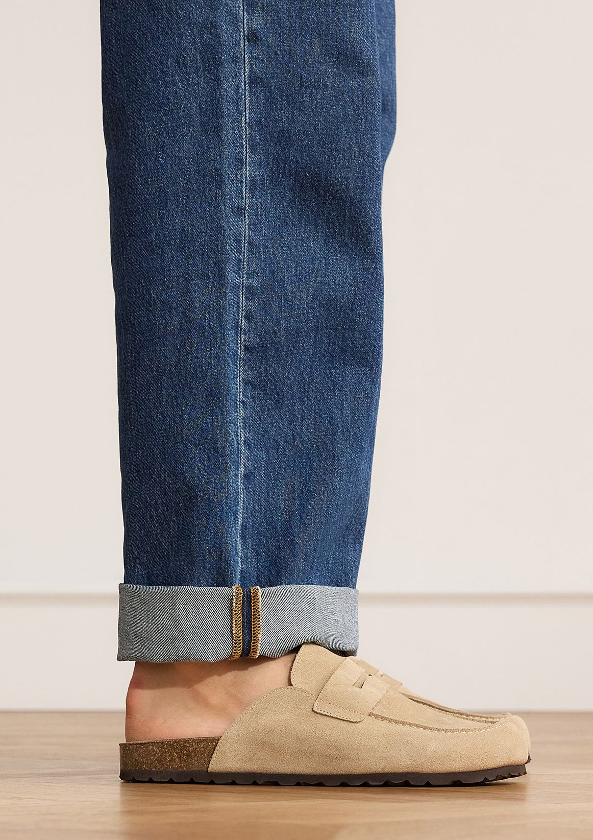Beige suède clogs