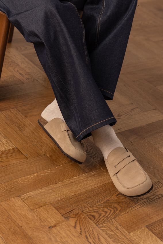 Beige suède clogs