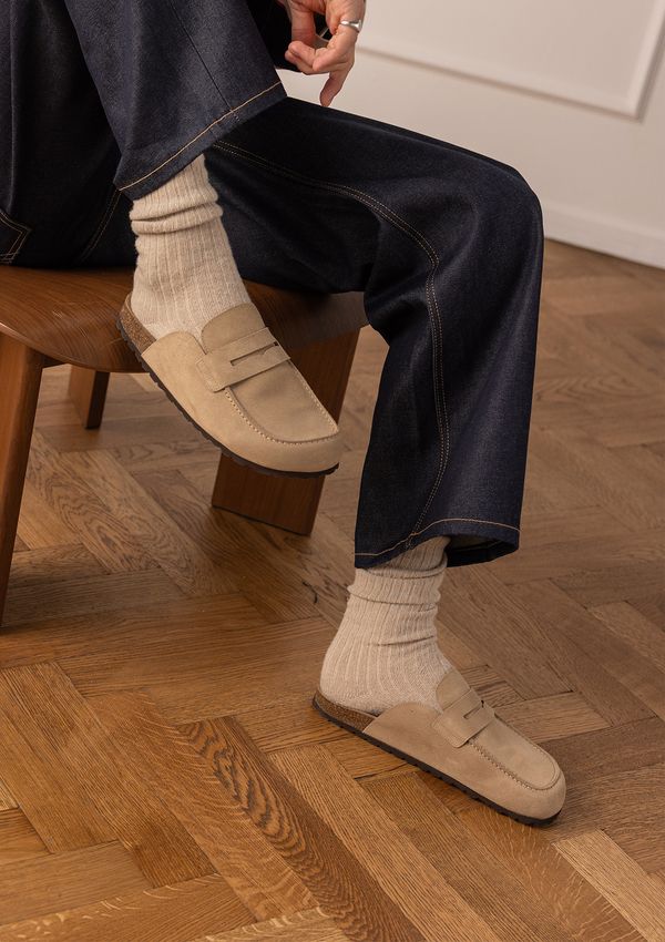 Beige suède clogs