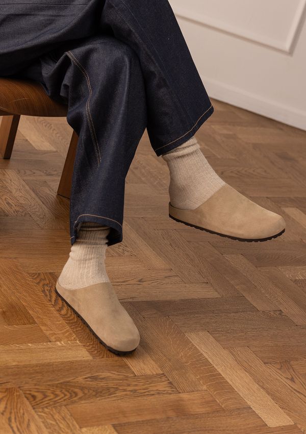 Beigefarbene Veloursleder-Slipper