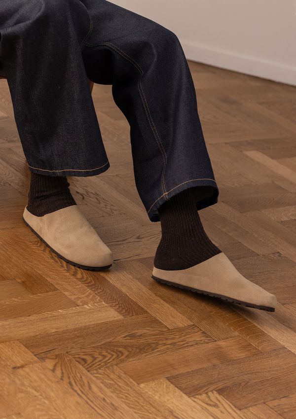 Beigefarbene Veloursleder-Slipper