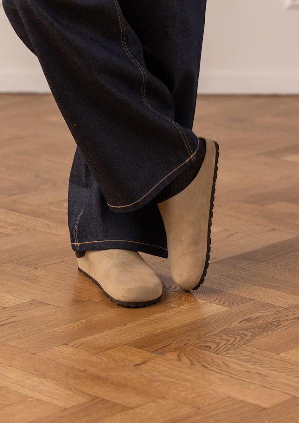 Beigefarbene Veloursleder-Slipper