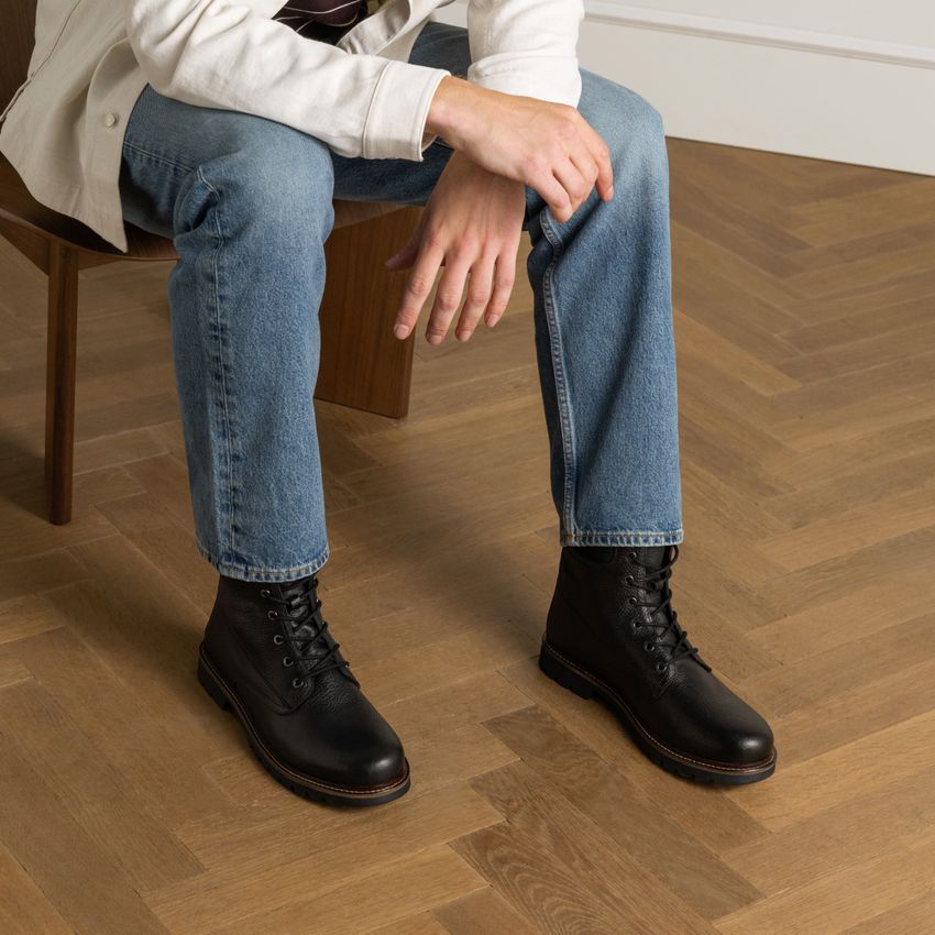 Schwarze Lederschnürboots