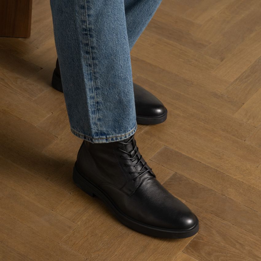 Zwarte leren veterboots