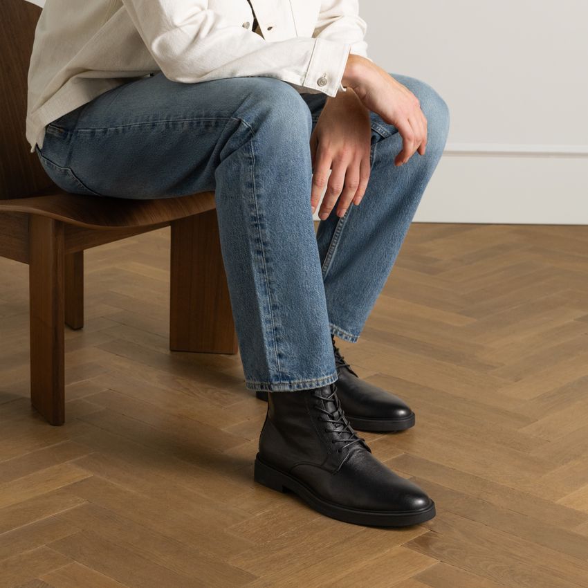 Zwarte leren veterboots