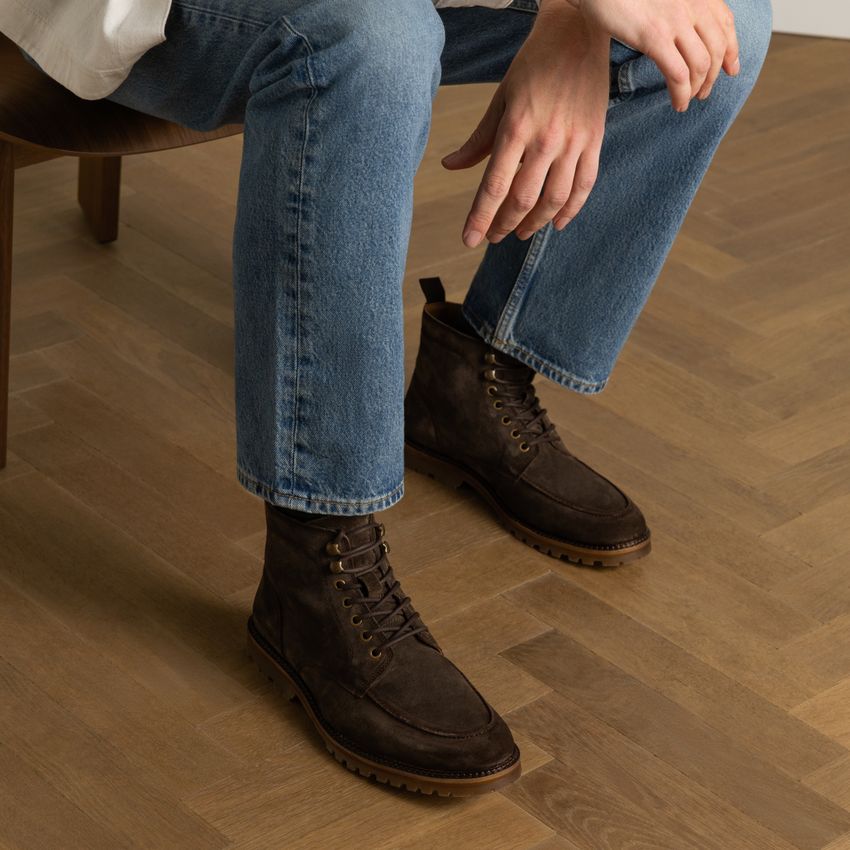 Braune Schnürboots aus Veloursleder