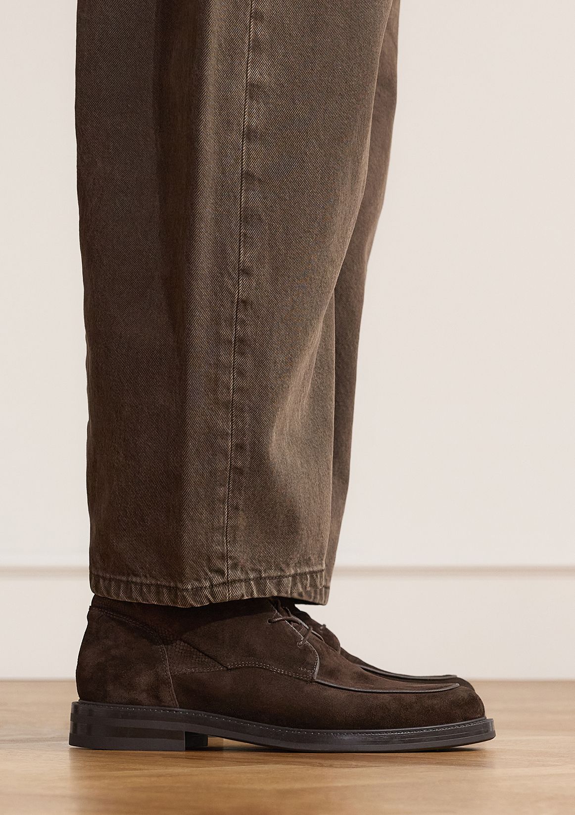 Braune Schnürboots aus Veloursleder