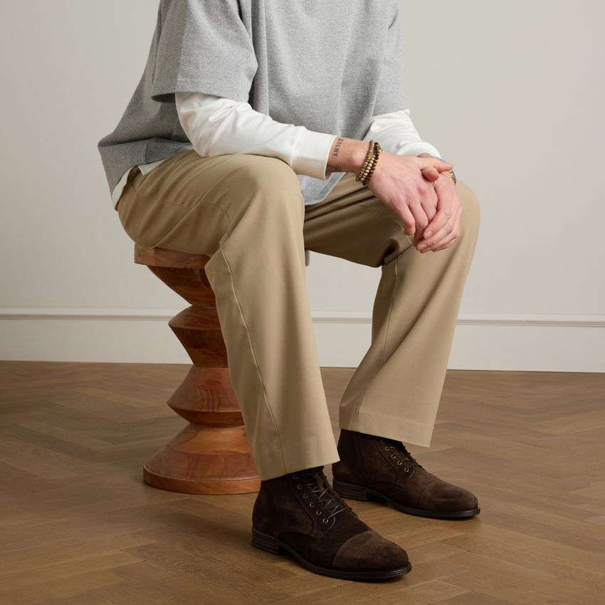 Dunkelbraune Schnürschuhe aus Veloursleder