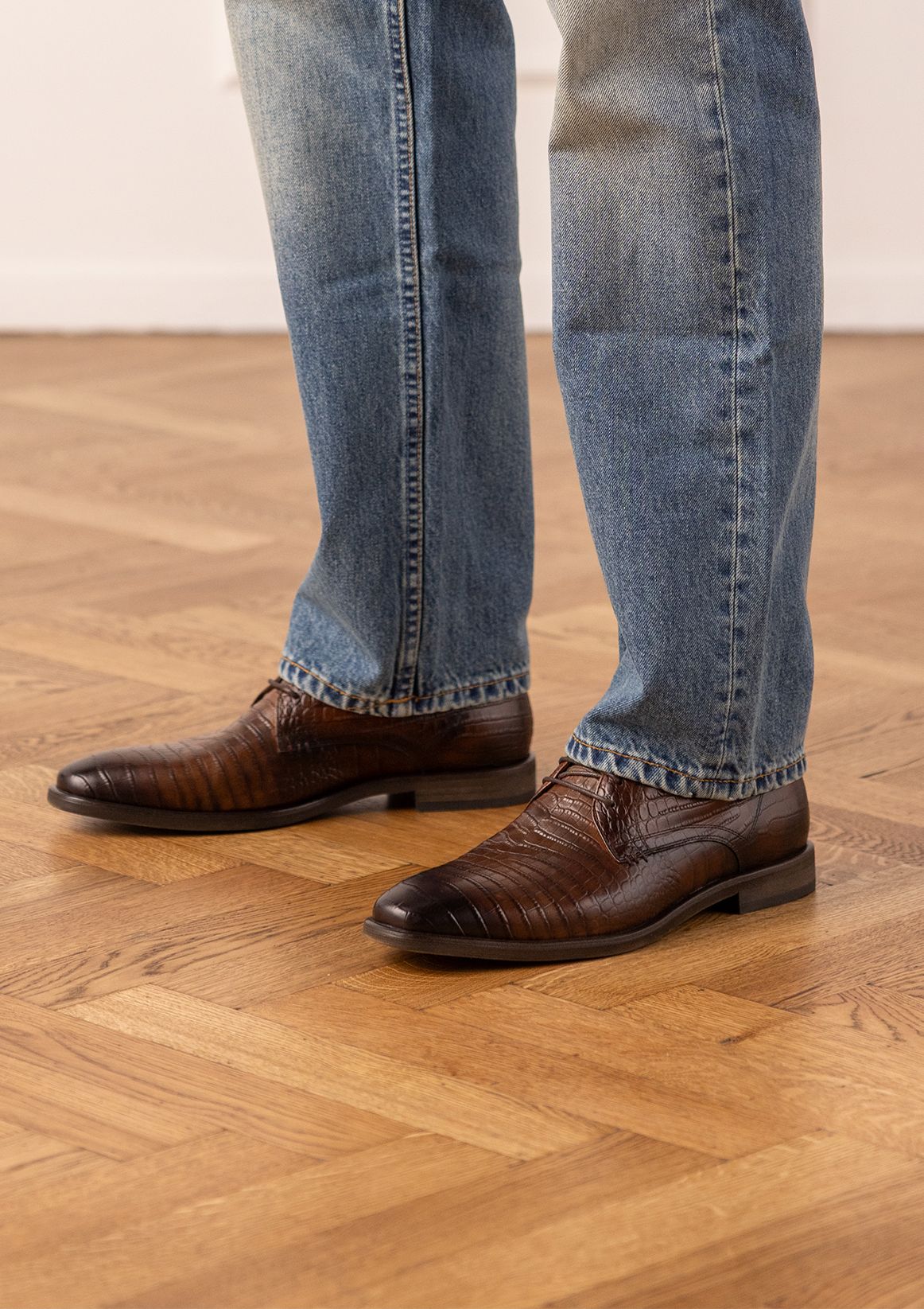 Braune Lederschnürschuhe mit Krokomuster