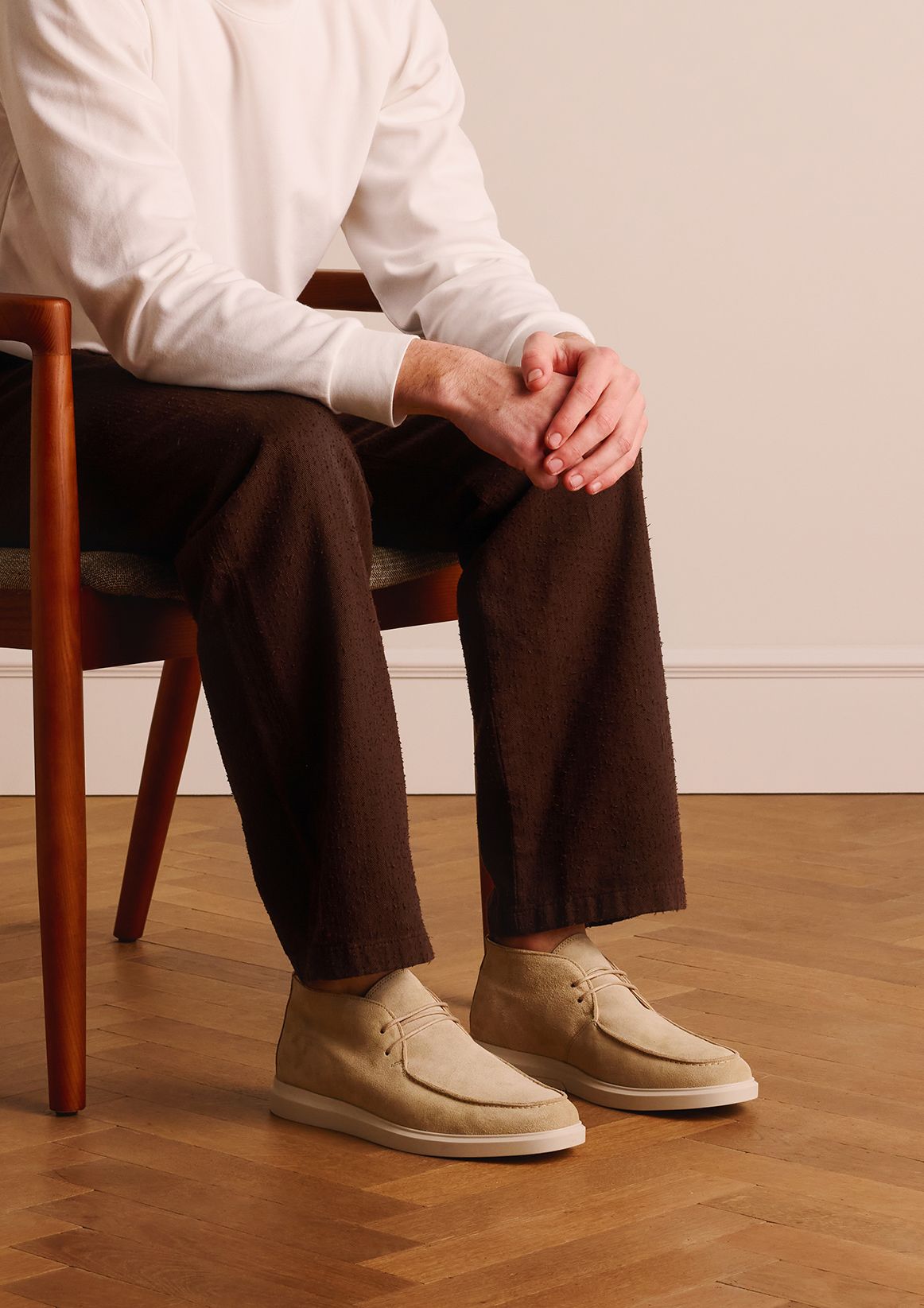 Beigefarbene Schnürboots aus Veloursleder
