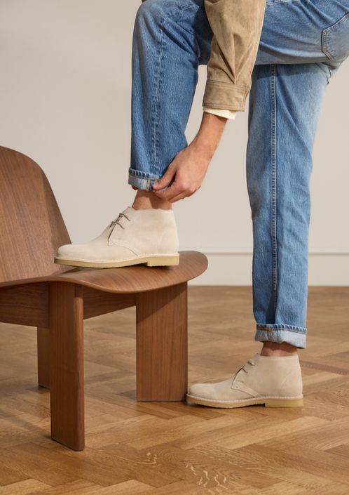 Beigefarbene Schnürboots aus Veloursleder