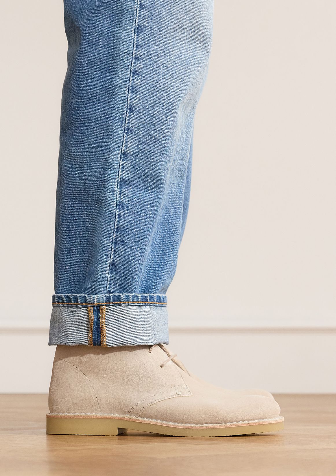 Beigefarbene Schnürboots aus Veloursleder