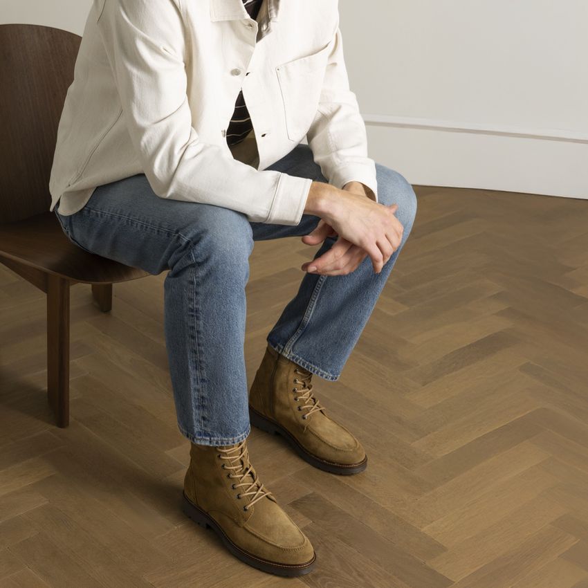 Beigefarbene Schnürboots aus Veloursleder