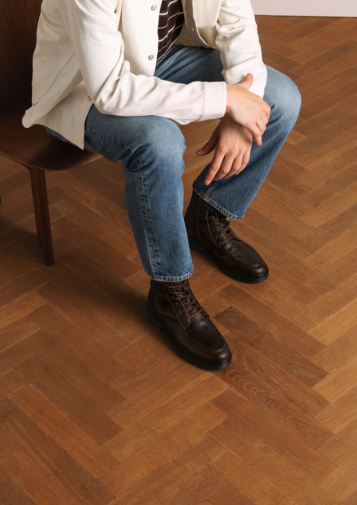 Taupefarbene Leder-Schnürboots