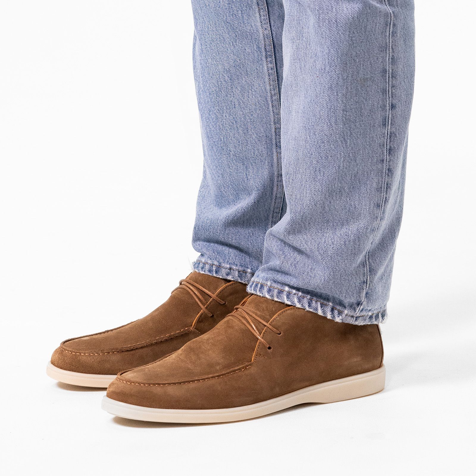 Taupefarbene Schnürboots aus Veloursleder
