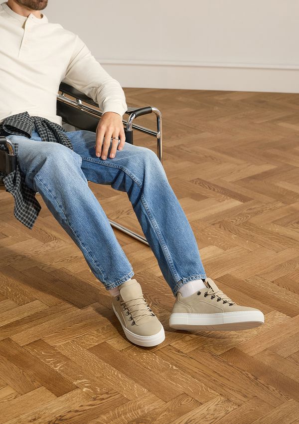 Beigefarbene Nubuk-Sneaker