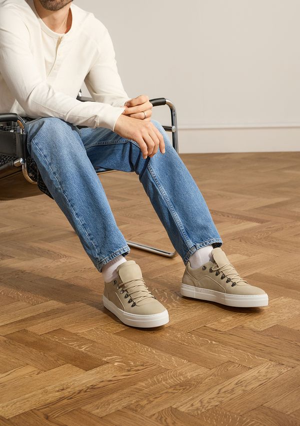 Beigefarbene Nubuk-Sneaker