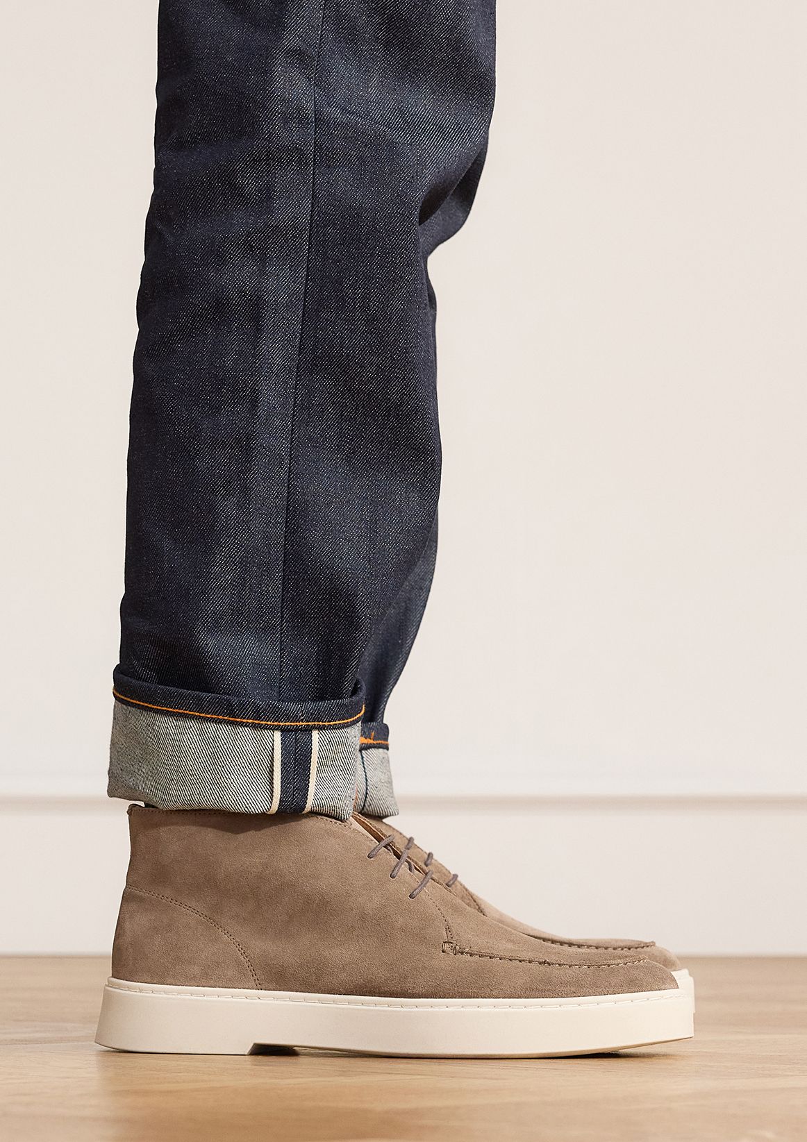Taupefarbene Schnürboots aus Veloursleder