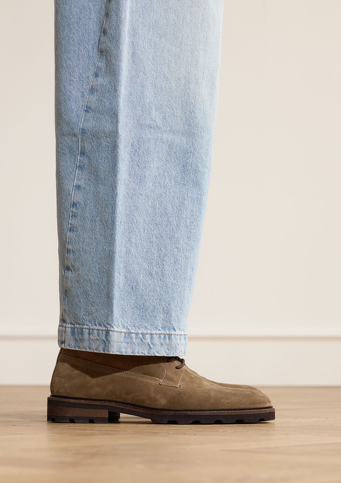 Taupefarbene Schnürboots aus Veloursleder