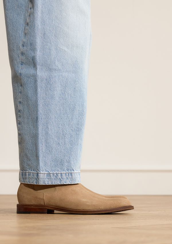 Taupefarbene Chelsea Boots aus Veloursleder