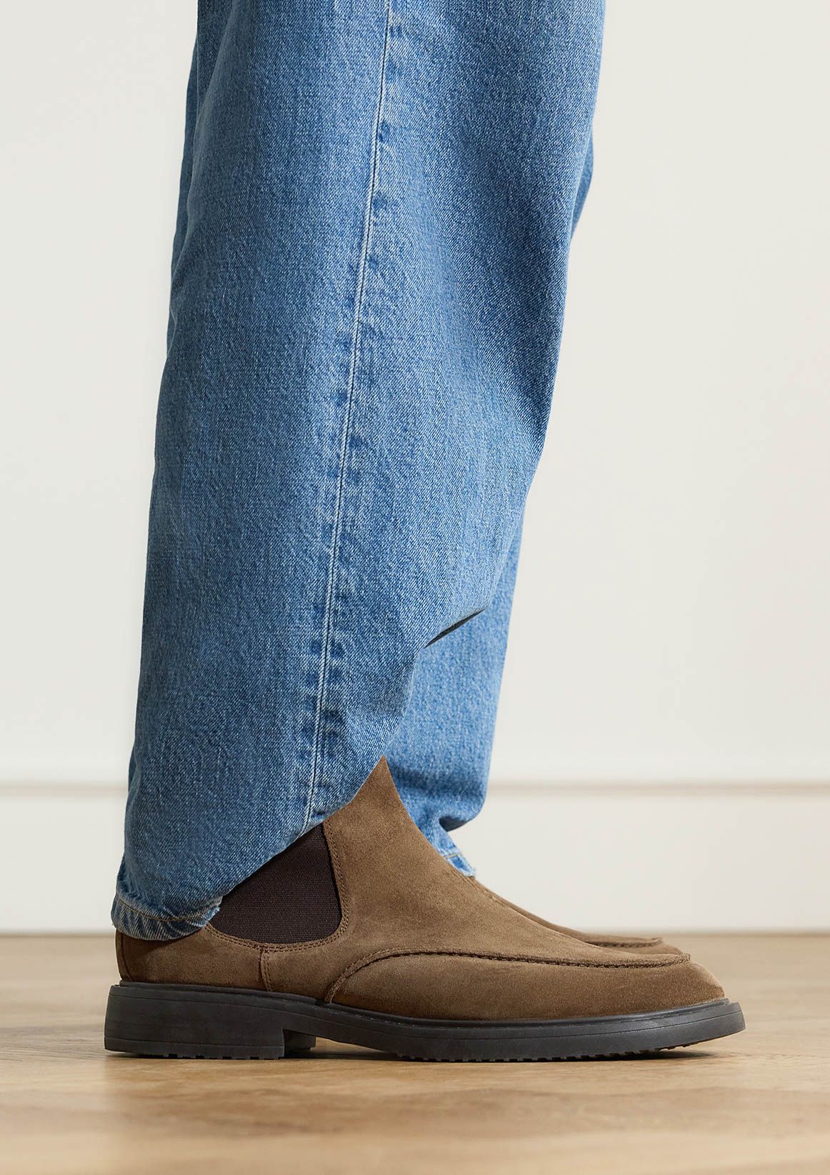 Taupefarbene Chelsea Boots aus Veloursleder