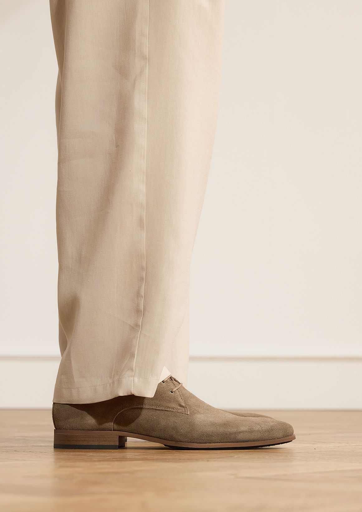 Taupefarbene Schnürboots aus Veloursleder