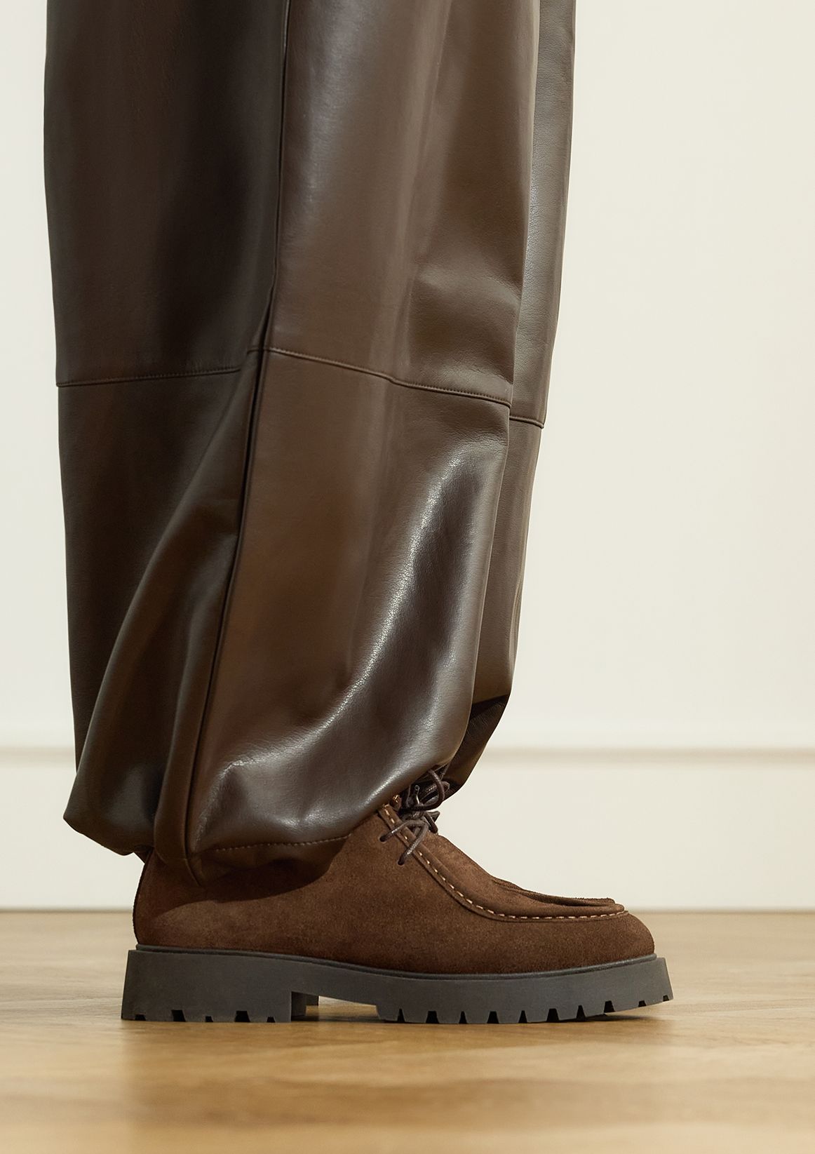 Dunkelbraune Schnürschuhe aus Veloursleder