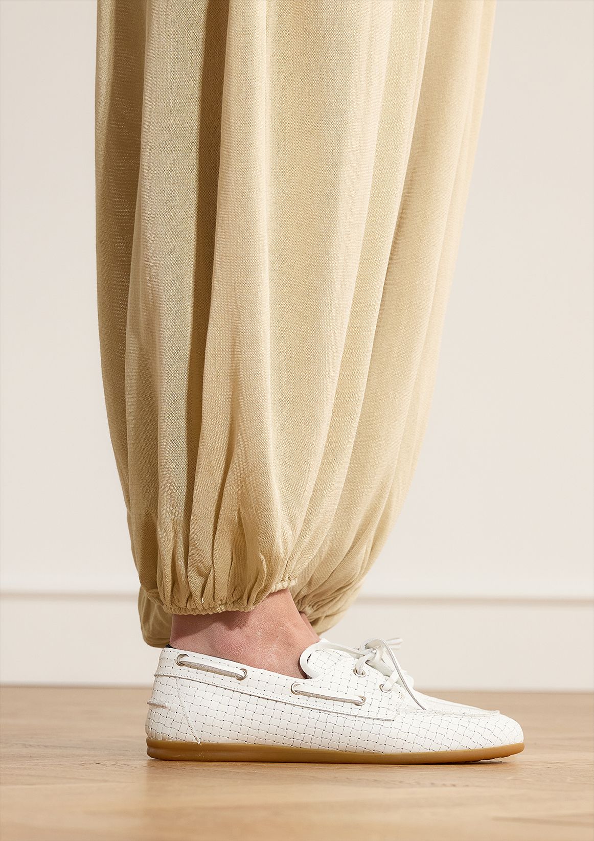 Witte geweven boatloafers