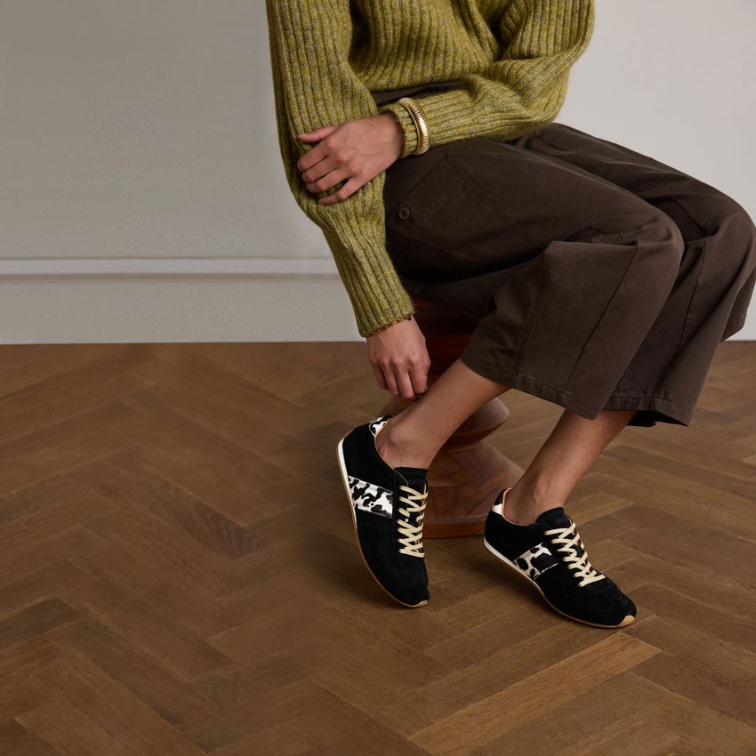 Schwarze Veloursleder-Sneaker mit Kuhfellmuster-Detail