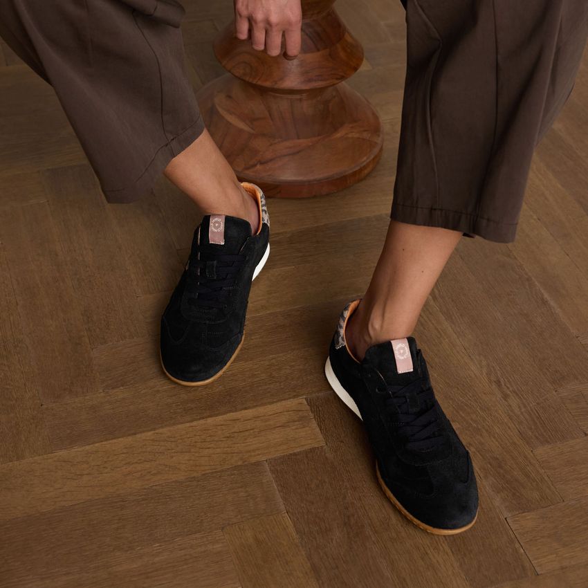 Schwarze Veloursleder-Sneaker mit Leo-Details