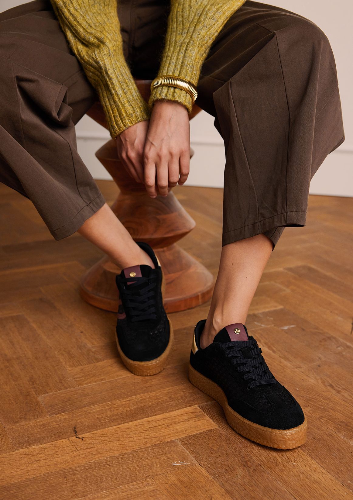 Zwarte sneakers met burgundy details
