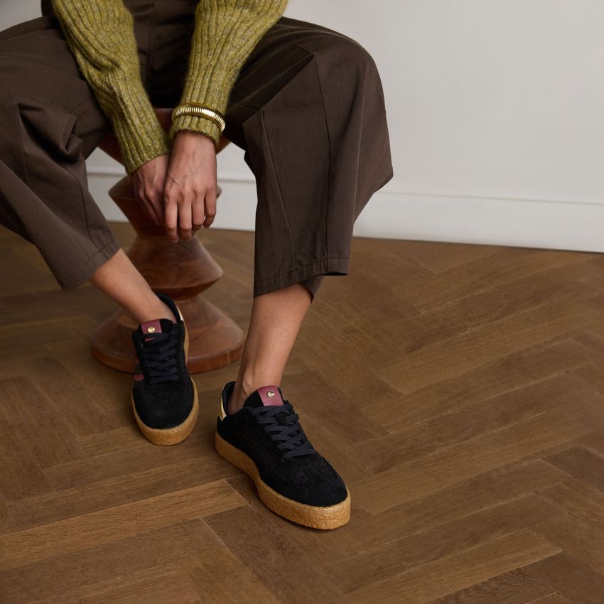 Zwarte sneakers met burgundy details