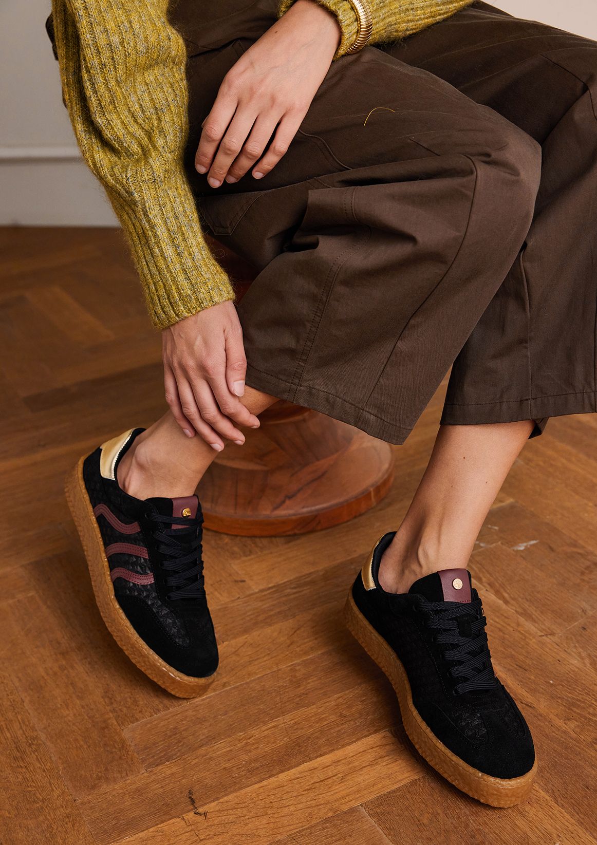 Zwarte sneakers met burgundy details