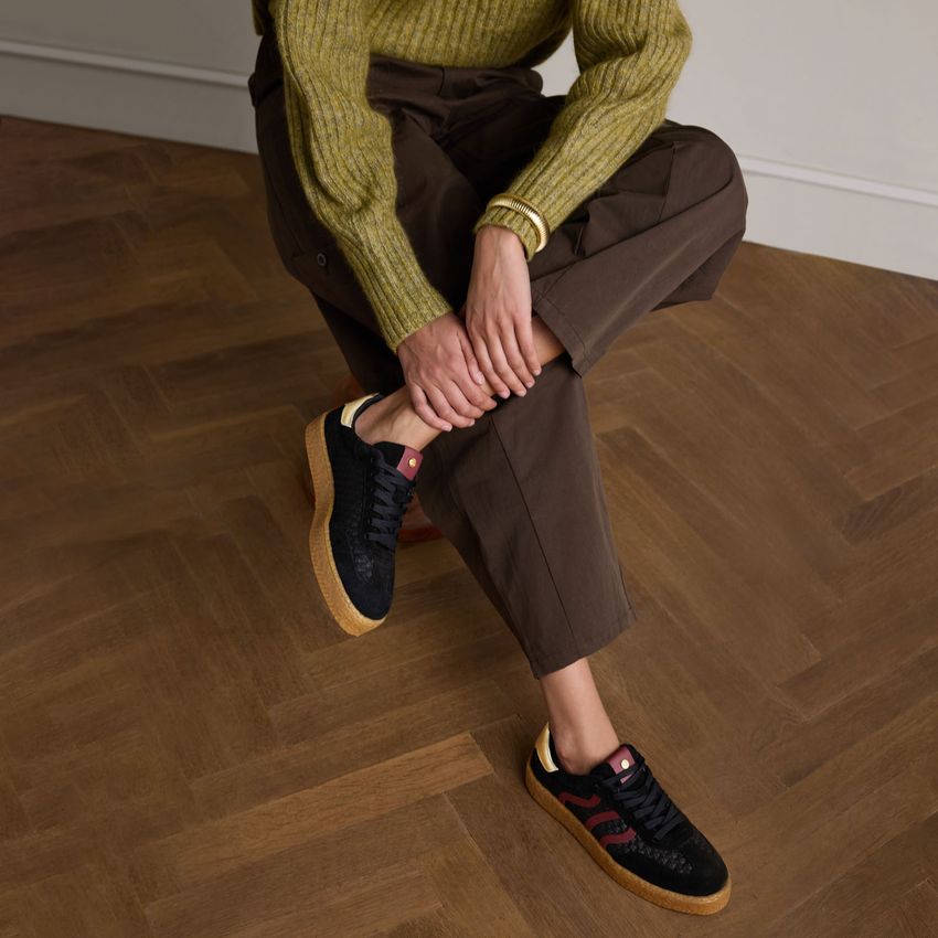 Zwarte sneakers met burgundy details