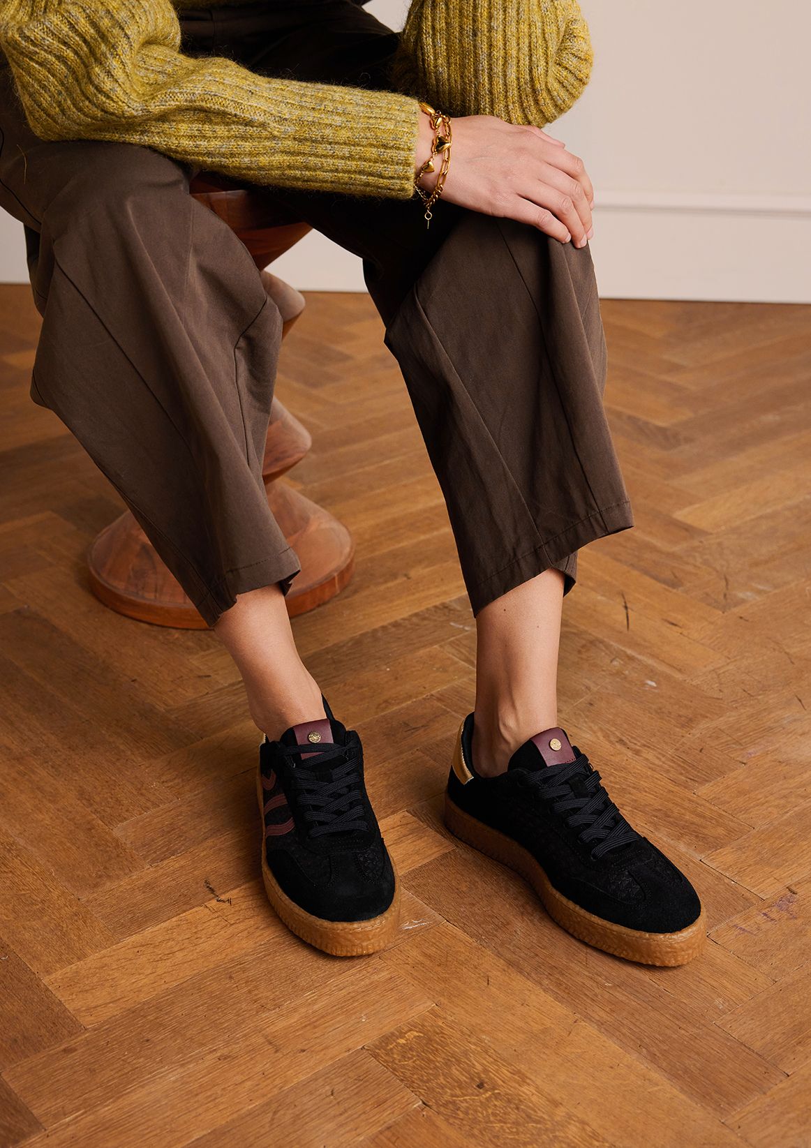 Zwarte sneakers met burgundy details