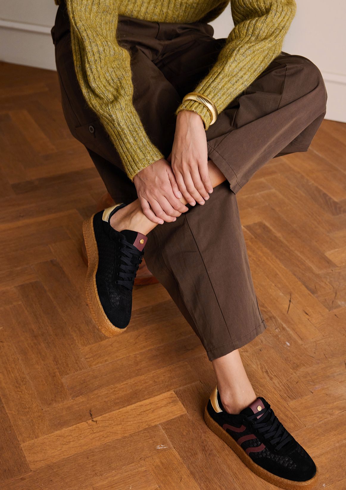 Zwarte sneakers met burgundy details